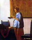 femme en bleu lisant une lettre